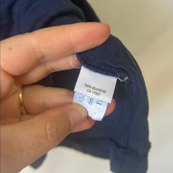 Banana Republic 100% silk navy blue peasant top size medium - Picture 4 of 7